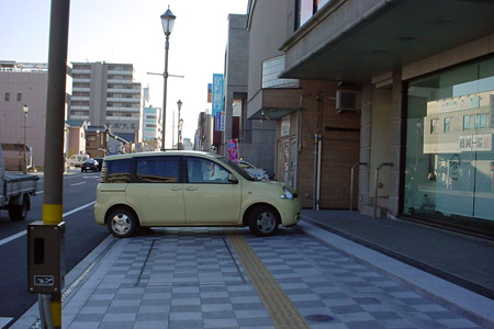 歩道を占領、迷惑駐車をする車 [2008年12月23日撮影]