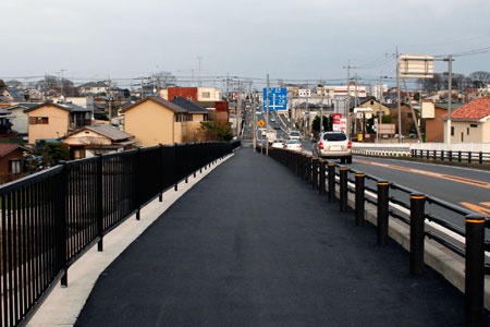 国道５０号真岡線陸橋の歩道 [2010年4月9日撮影]