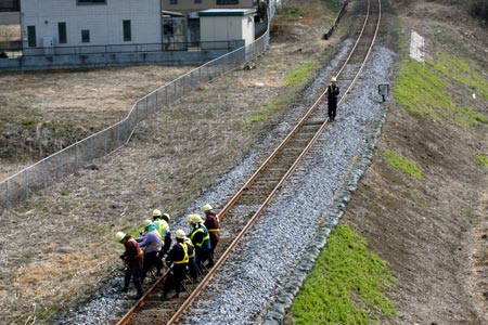 国道50号バイパス下、真岡線線路の復旧工事 [2011年3月24日撮影]