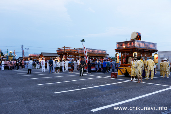 関城の祭典 どすこいペア 開始時刻を待つ山車や神輿 [2023年8月20日撮影]