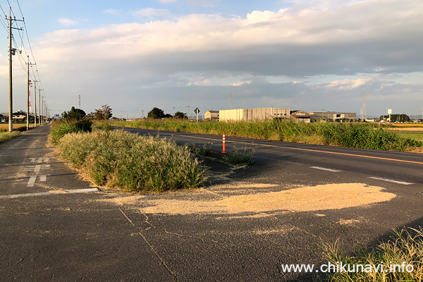 路上に大量に放置されたもみ殻 [2025年9月27日撮影]