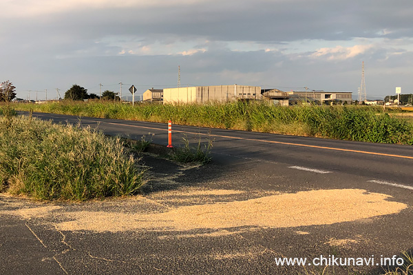 路上に大量に放置されたもみ殻 [2025年9月27日撮影]