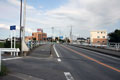 市役所前の通りの勤行川にかかる大和橋。