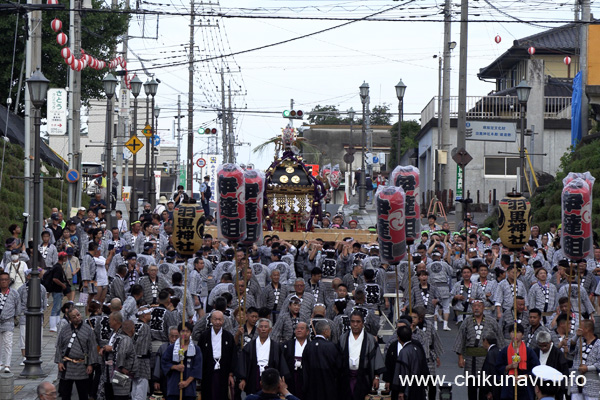 下館祇園まつり 羽黒坂を下りる明治神輿                 [2024年7月28日撮影]