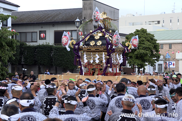 下館祇園まつり 下館駅前通り日専連前を渡御する明治神輿 [2024年7月28日撮影]