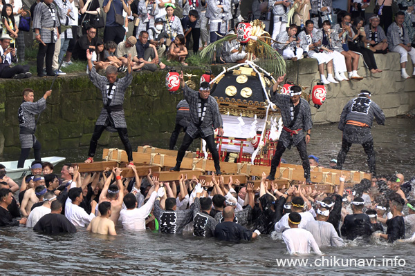 下館祇園まつり 明治神輿の川渡御 [2024年7月28日撮影]