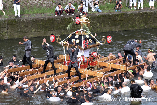 下館祇園まつり 明治神輿の川渡御 [2024年7月28日撮影]