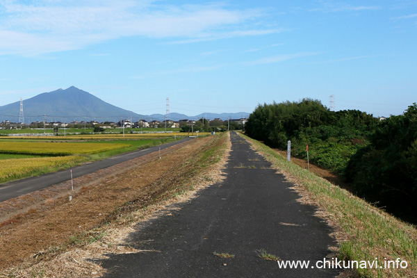 草刈りがされていた大谷川の堤防 [2024年9月15日撮影]