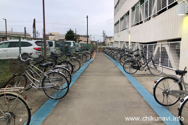 立体駐車場と平面駐車場の間の自転車駐輪場 [2024年9月25日撮影]