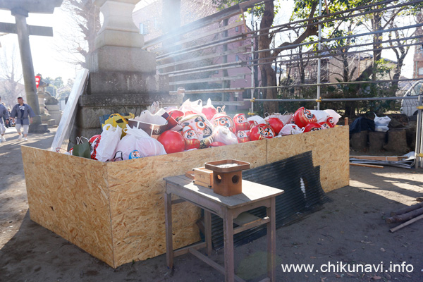 羽黒神社境内に山積みになっているだるま [2025年1月13日撮影]