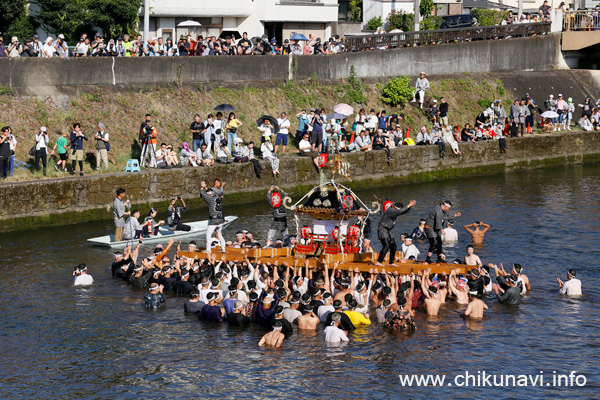下館祇園まつり 明治神輿の川渡御 [2025年7月27日撮影]