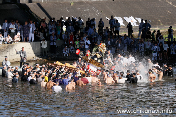 下館祇園まつり 明治神輿の川渡御 [2025年7月27日撮影]
