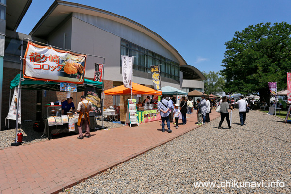 来場者で一杯のふれあいアジサイ祭り [2026年6月13日撮影]
