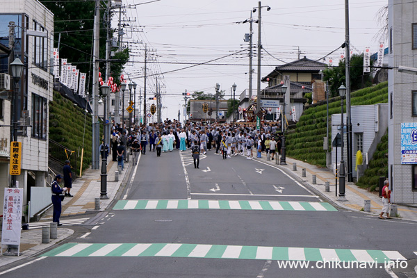下館祇園まつり これから羽黒坂を下る明治神輿 [2026年7月26日撮影]