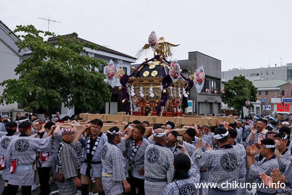 下館祇園まつり 下館駅前通り日専連前を渡御する明治神輿 [2026年7月26日撮影]
