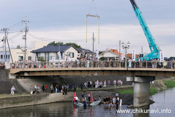 下館祇園まつり 新橋上で川渡御の準備をする明治神輿 [2026年7月26日撮影]