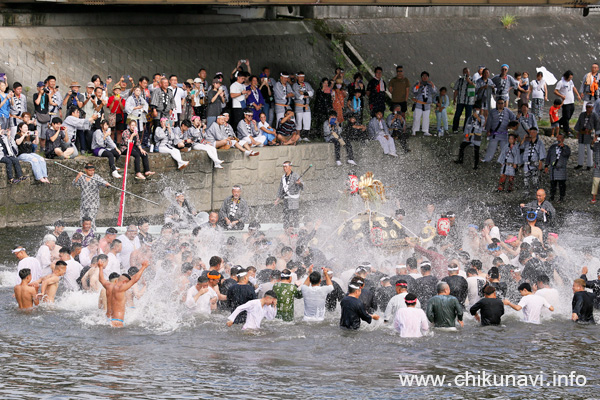 下館祇園まつり 明治神輿の川渡御 [2026年7月26日撮影]