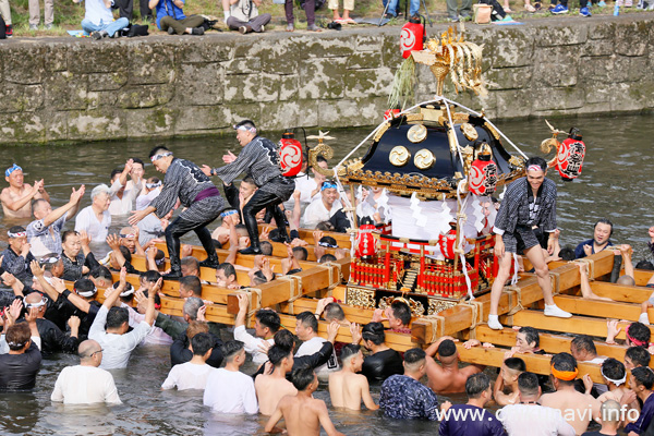下館祇園まつり 明治神輿の川渡御 [2026年7月26日撮影]